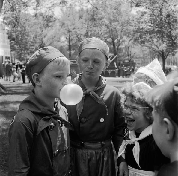 VOCÊ GOSTA DE MASCAR CHICLETE? QUAL O PRIMEIRO POVO A COMERCIALIZÁ-LO NO BRASIL?